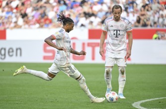Michael Olise FC Bayern Munich FCB (17) taking a free kick, action Harry Kane FC Bayern Munich FCB