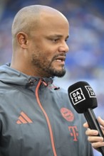Coach Vincent Kompany FC Bayern Munich FCB portrait in interview Microphone Microphone Logo DAZN