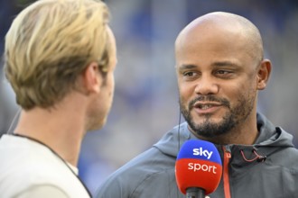 Coach Vincent Kompany FC Bayern Munich FCB portrait in interview Microphone Microphone Logo SKY