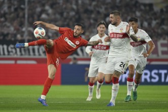 One-on-one, action Mathias Pereira Lage FC St. Pauli (28) against Jeff Chabot VfB Stuttgart (24)