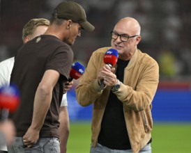 Presenter Frank Buschi Buschmann SKY in interview Microphone Microphone Logo with coach Coach