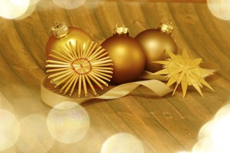 Christmas decoration with home-made straw stars and Christmas tree baubles, Germany