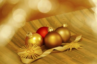 Christmas decoration with home-made straw stars and Christmas tree baubles, Germany