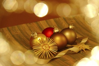 Christmas decoration with home-made straw stars and Christmas tree baubles, Germany