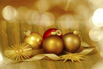 Christmas decoration with home-made straw stars and Christmas tree baubles, Germany