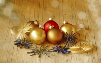 Christmas decoration with home-made straw stars and Christmas tree baubles, Germany