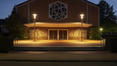 Night shot of the main entrance to the parish church of St Peter and Paul, Neustadt am Rübenberge,