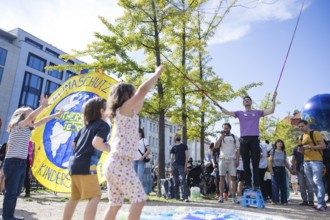 Children playing with soap bubbles in Invalidenpark at the demonstration on climate protection