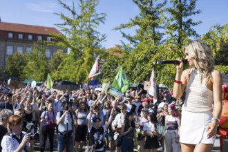 Singer anaïs in front of an audience in Invalidenpark at the demonstration on climate protection