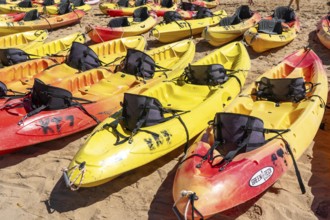 Kayak tours to the rocky coast of Ponta da Piedade, group tours in kayaks on the sea to the rugged