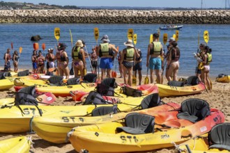 Kayak tours to the rocky coast of Ponta da Piedade, group tours in kayaks on the sea to the rugged