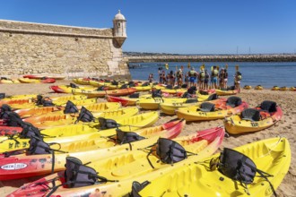 Kayak tours to the rocky coast of Ponta da Piedade, group tours in kayaks on the sea to the rugged