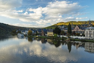 View of the Moselle in Traben-Trarbach in autumn, sunset, Traben-Trarbach, Rhineland-Palatinate,