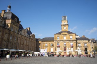 Town hall, street cafés, restaurants, Place Ducale, historic main square, Charleville-Mézières,