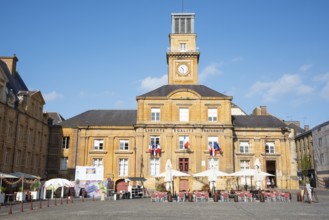 Town hall, street cafés, restaurants, Place Ducale, historic main square, Charleville-Mézières,