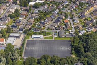 Aerial view, sports field at Schacht III and housing estate Zechenweg in Rünthe, Bergkamen, Ruhr