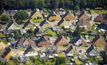 Aerial view, miners' housing estate Querstraße Beverstraße with colourful house facades in Rünthe,