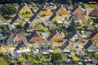 Aerial view, miners' housing estate Querstraße Beverstraße with colourful house facades in Rünthe,