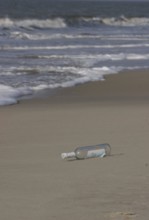 DEU, Germany, Sylt, 05.03.2004, beach shot on Sylt. An empty bottle is lying on the beach.