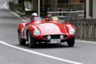 No. 363, Ferrari 750 Monza spider Scaglietti, year of construction 1955, Two people driving a red