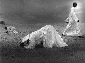NGA, Lagos, 20.05.97 -- Free churches in Lagos. -- Believers pray in the sand in front of the