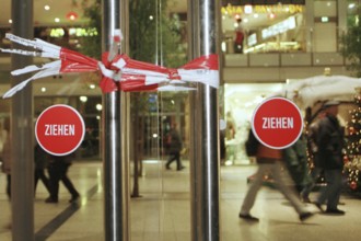 Berlin, DEU, 17.11.1998 -- Closing time, Potsdamer Platz arcades. (Shopping center)