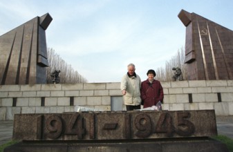 Berlin, DEU, 13.11.1998 -- Soviet banquet in Treptow. (visitor, memorial)