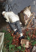 BIH, Bosnia, Vares, 03.11.1993, shot old man lying in a river