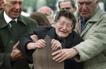 BIH, Bosnia, Sarajevo, 24.10.1993, Weeping woman in cemetery during burial