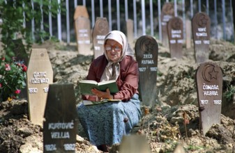 BIH, Bosnia, Sarajevo, 20.09.1992, Muslim woman praying in cemetery