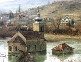 BIH, Tuzla, 01.01.1996 -- A flooded church in the former frontline area near Tuzla. -- A flooded