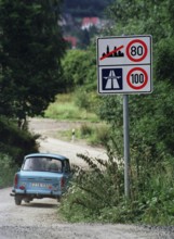 DEU, Eisenach, 01.07.1990 -- A satellite on a road outside Eisenach. -- Road with Trabbi in East