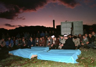 BIH, Sarajevo, September 1994 -- Muslim burial of victims of a grenade attack in Sarajevo. Fearing