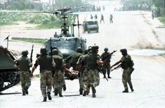 SOM, SOMALIA, Mogadishu, 01.07.1993 - Italian UN soldiers evacuate wounded. - -