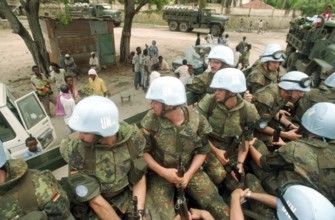SOM, SOMALIA, Mogadishu, 25.07.1993 - The first German troops on their way through Mogadishu. - -