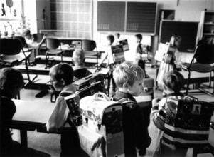 DEU, Meudt, 06.04.1993 -- From the series -- LINUS -- Linus arrives at school. (classroom,