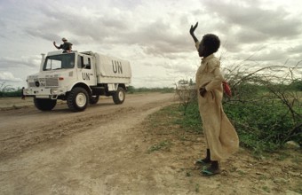 SOM, Belet Hün, 01.08.1993 -- A Somali child waves to arriving German troops at Belet Hün airfield.