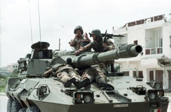 SOM, SOMALIA, Mogadishu, 01.07.1993 - Italian UN soldiers evacuate wounded. - -