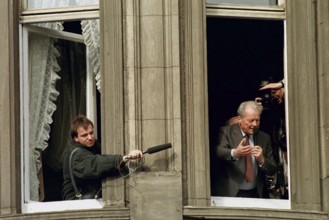 DEU, Erfurt, 01.07.1990 -- A radio reporter tries to get an original sound during Willy Brandt's