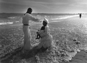 NGA, Lagos, 20.05.97 -- Free churches in Lagos. -- A priest uses the water of the Atlantic Ocean to
