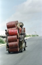Somalia, Mogadishu, 01.07.1993 Barrel transport. (barrel)