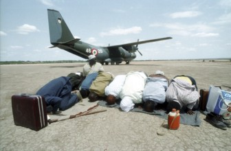 SOM, SOMALIA, Belet Hün, 1993 - Muslim Somalis on the Belet Hün airport. - -