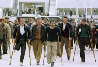 BIH, Tuzla, 01.05.1993 -- Refugees from Srebrenica on their way to prosthesis testing in Tuzla. --