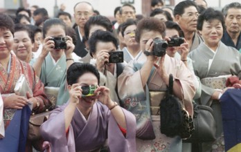Deu, Wiesbaden, 20.07.1994 Japanese tourists visiting the Dalai Llama.