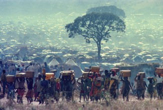 Benaco Camp, RWA, 19.05.1994 -- Rwandan refugees flee the fighting in their country, on their way