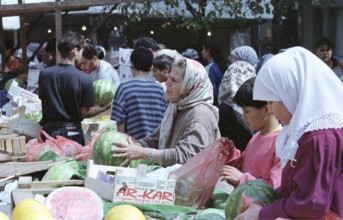 Berlin, DEU, 10.06.1998 -- Hustle and bustle on a Turkish market, salespeople wearing headscarves