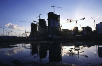 Berlin, DEU, 26.10.1998 -- Silhouette of the construction site on Potsdamer Platz at sunset.