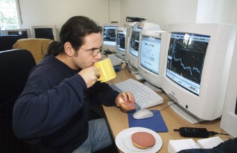 Berlin, DEU, 29.09.1999 -- Day trader Schrader treats himself to a quick bite while he continues to