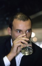 Berlin, DEU, 09.08.1999 -- portrait of Pixelpark manager Paulus Neef. (water glass, drink)