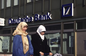 Berlin, DEU, 18.10.1998 -- Street scene in Neukölln - foreign woman with strollers pass through a